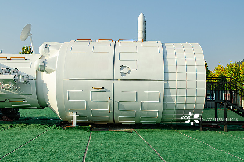 中国国际空间站航空航天发展事业拍摄主题，白色的国际空间站设备模型，户外白昼无人图像摄影图片素材