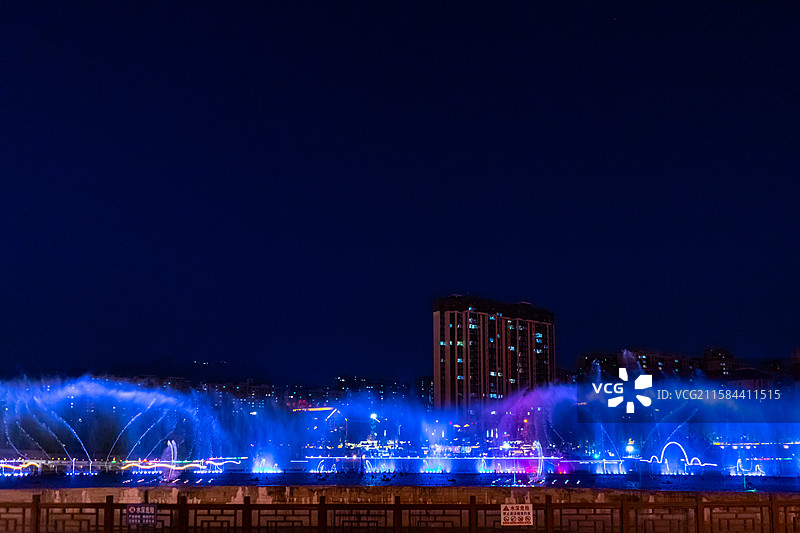 中国非都市风光拍摄主题，现代城市生活与休闲娱乐，广场上的喷泉和景观设计图片素材