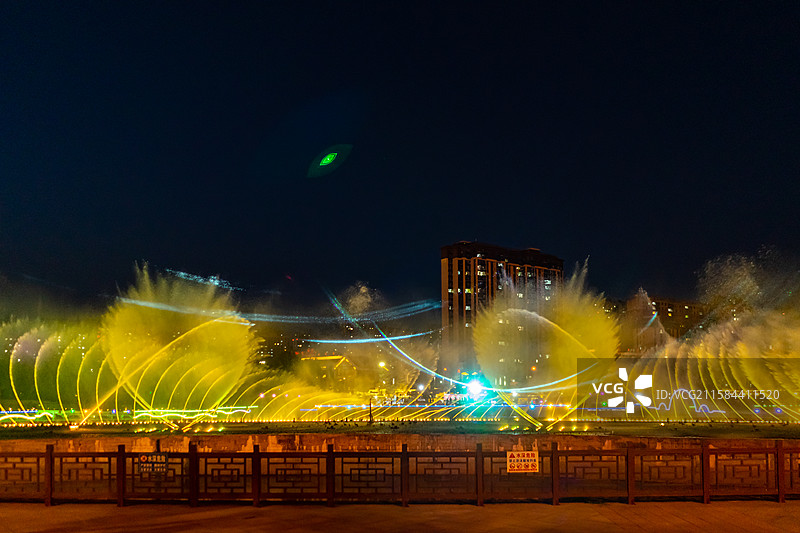 中国非都市风光拍摄主题，现代城市生活与休闲娱乐，广场上的喷泉和景观设计图片素材