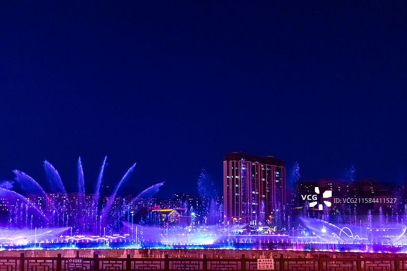 中国非都市风光拍摄主题，现代城市生活与休闲娱乐，广场上的喷泉和景观设计图片素材