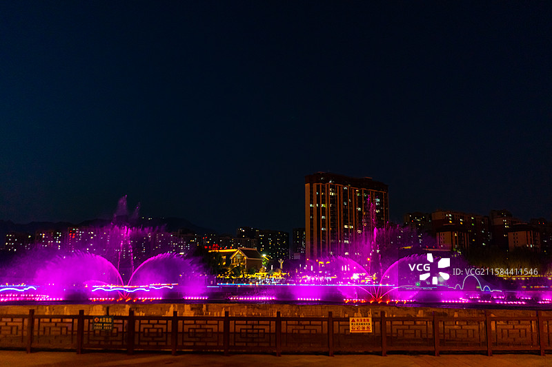 中国非都市风光拍摄主题，现代城市生活与休闲娱乐，广场上的喷泉和景观设计图片素材