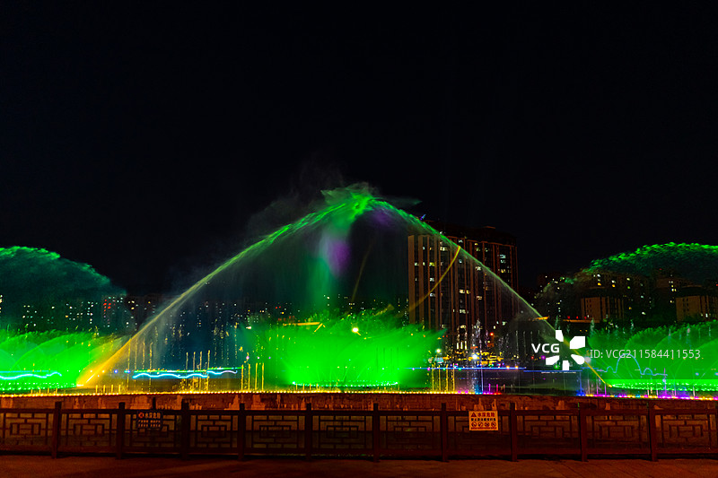中国非都市风光拍摄主题，现代城市生活与休闲娱乐，广场上的喷泉和景观设计图片素材