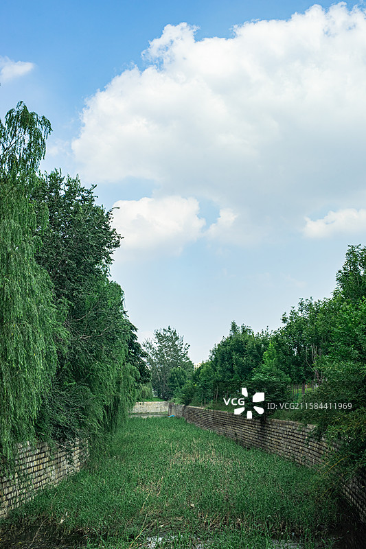 中国城市市政设施拍摄主题，公园里宽的护城河沟渠渠道，户外白昼无人图像摄影图片素材