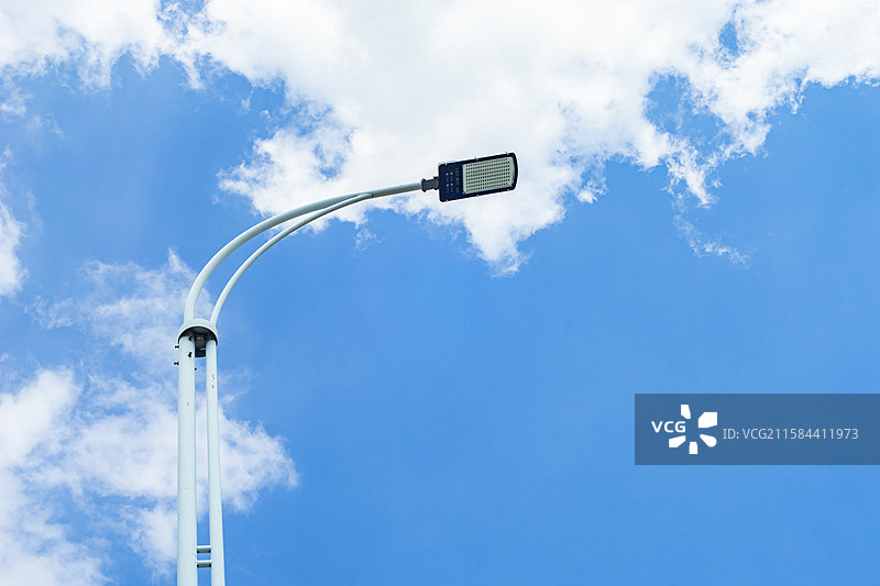 中国城市建筑实施拍摄主题，低视角仰拍一个高大的路灯和铁柱子，户外白昼无人图像摄影图片素材