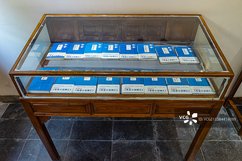 中国5A级旅游景区拍摄主题，山东济南大明湖公园园林，老舍纪念馆大门入口和展览馆内部展品，户外白昼无人图片素材