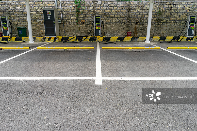 中国电动汽车设备用品拍摄主题，路边停车场的充电式充电桩电子设备和凉棚，户外白昼无人图像摄影图片素材