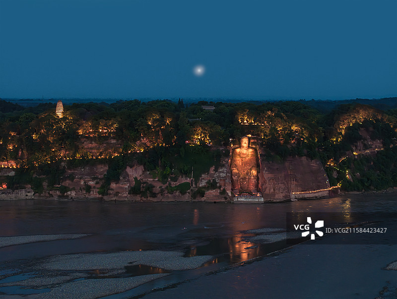 中国四川月光下的乐山大佛夜景航拍图图片素材