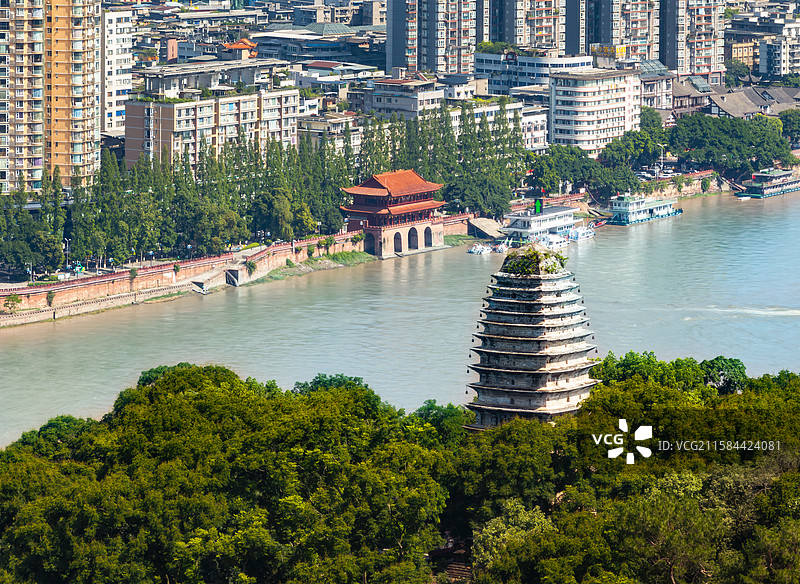 中国四川乐山凌云寺灵宝塔下的城市航拍图图片素材