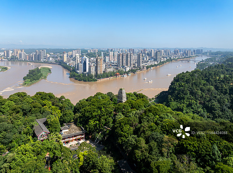 中国四川乐山凌云寺灵宝塔下的城市航拍图图片素材