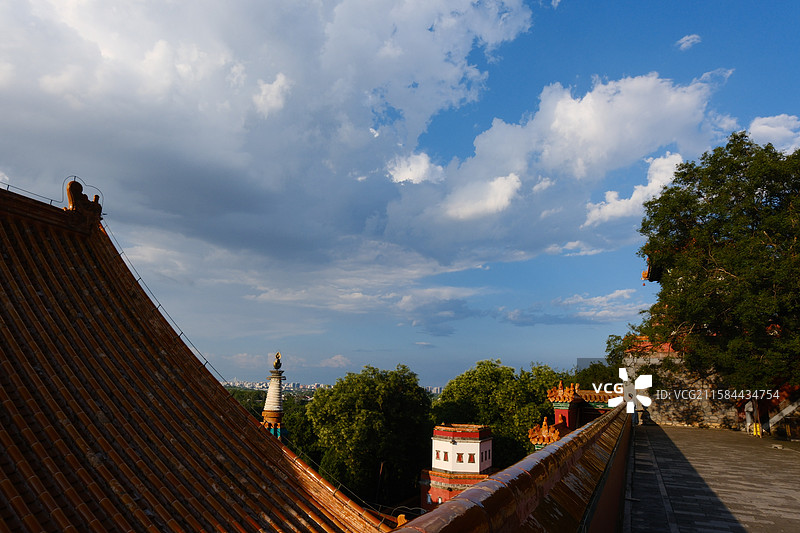 颐和园北宫门四大部洲古建筑屋脊神兽蓝天白云下图片素材
