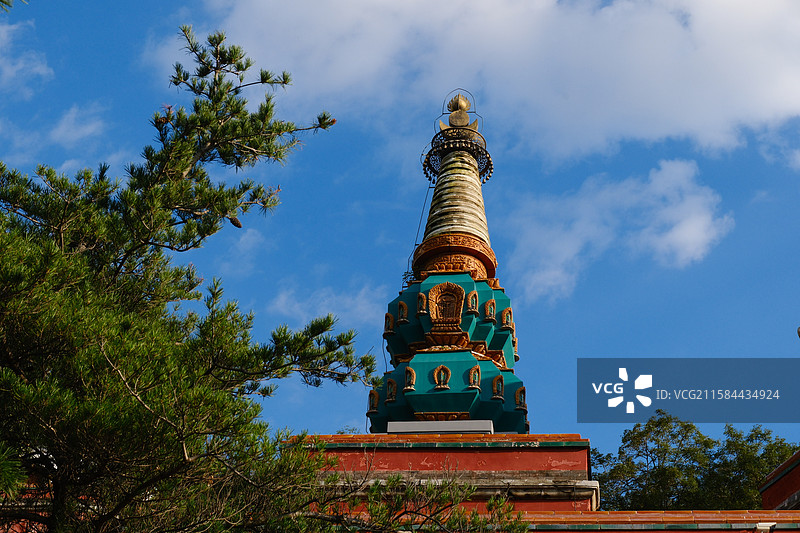 颐和园北宫门四大部洲古建筑屋脊神兽蓝天白云下图片素材