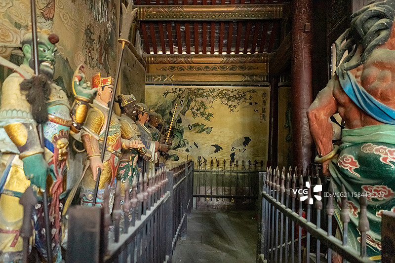 中国山东济南大明湖北极阁北极庙真武大帝两侧金童玉女和火将水将龟将蛇将护法神和十二神君和真武成道图壁画图片素材