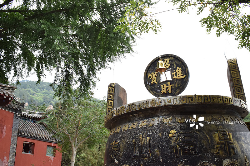 中国山东泰安泰山斗母宫招财进宝图片素材