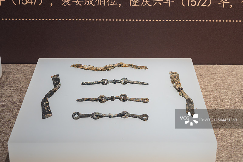古代金属饰品展示图片素材