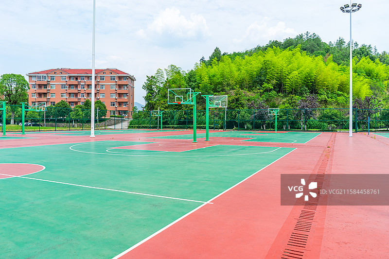 中国体育器械拍摄主题，低视角仰拍篮球场山的一台篮球架，宽的篮球场地，户外白昼无人图像摄影图片素材