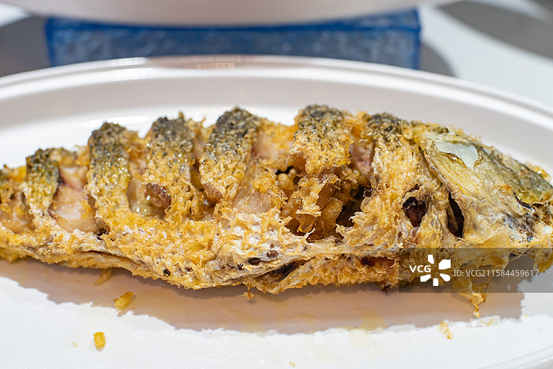 中国餐饮行业饮食产业，传统经典中国食品，美食拍摄主题，一盘子红烧黄河大鲤鱼特写，室内无人图像摄影图片素材