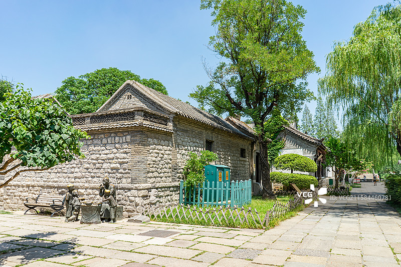 中国5A级旅游景区拍摄主题，山东省济南市大明湖公园园林，传统四合院建筑和铺路石人行道，户外白昼无人图图片素材