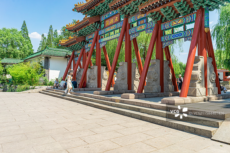 中国5A级旅游景区拍摄主题，山东省济南市大明湖南门公园入口大门的木制彩色榫卯牌坊，户外白昼无人图像摄图片素材