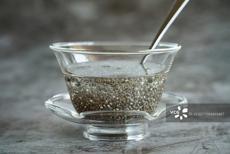 奇亚籽  玻璃碗中冲泡的奇亚籽图片素材