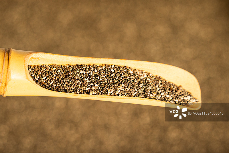 竹勺里的奇亚籽图片素材