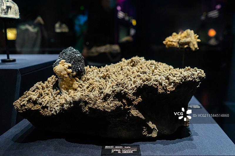 中国矿物质拍摄主题，玻璃柜子里的各种各样的珠宝宝石石头材料原石原矿，室内无人图像摄影图片素材