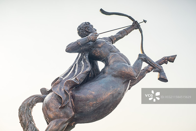 中国露台花园景观设计拍摄主题，欧式风格广场上十二星座射手座雕像，户外白昼雕像图像摄影图片素材