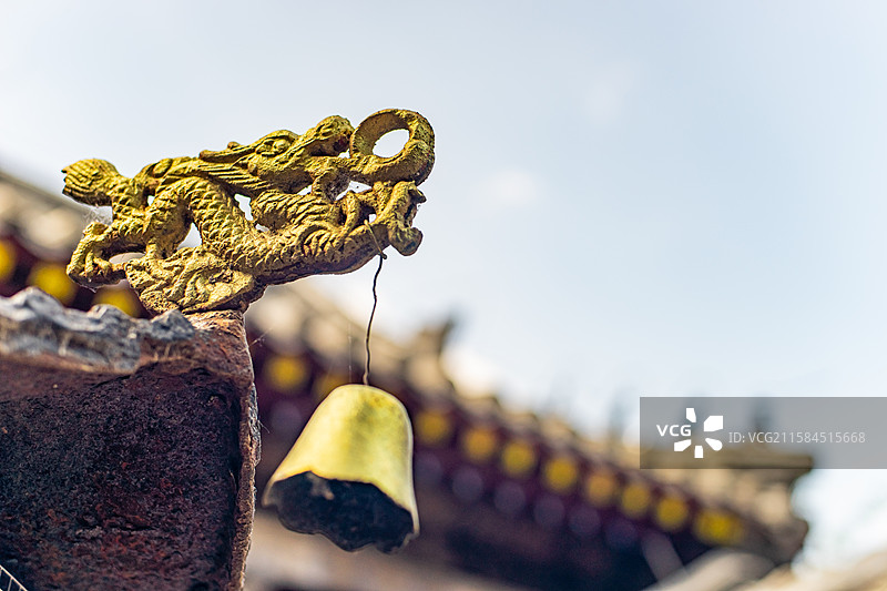 中国非都市风光拍摄主题，山东省泰安市国内著名景点泰山风景区，斗母宫和门口的招财进宝巨大的金色香炉图片素材