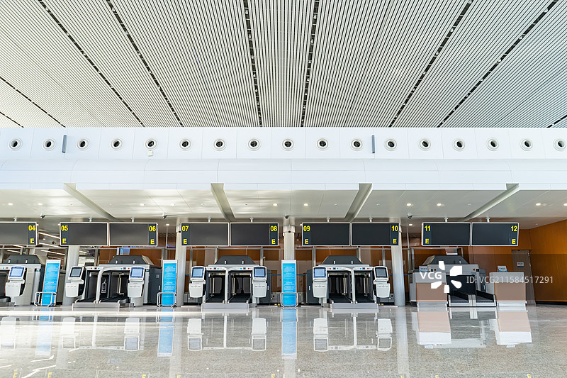 中国国际港澳台出发机场值机登机大厅票务安检区托运行李传送带入口和航班动态大屏幕，室内无人图像摄影图片素材