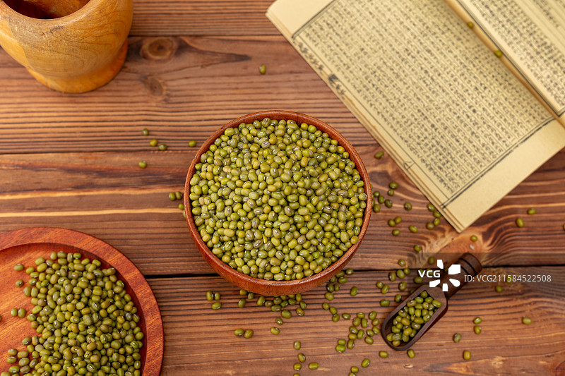 木碗中饱满的新鲜绿豆图片素材