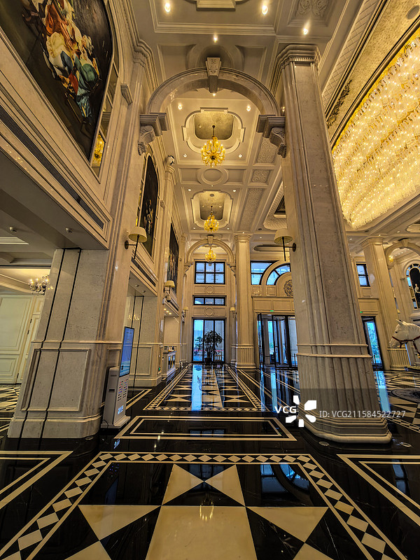中国山东泰安市泰岳温德姆大酒店，欧式城堡酒店大堂的内部装修及陈设图片素材