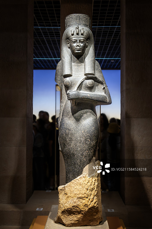 埃及国家博物馆藏 泰伊王后站像 花岗闪长岩 第18王朝（公元前1550-前1295年）图片素材
