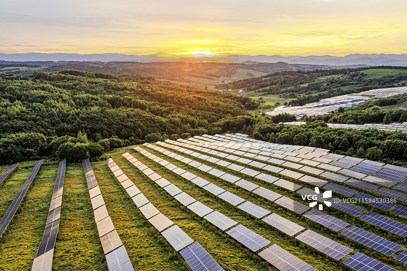 夏季日落时分，无人机航拍吉林省延边朝鲜族自治州龙井市新开光伏电站全景。图片素材