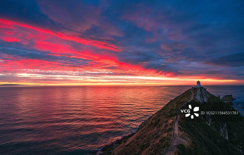 新西兰努盖特角Nugget Point灯塔日出火烧云图片素材