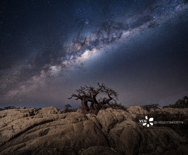 《银河下的守望》图片素材