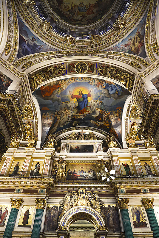 俄罗斯圣彼得堡圣以撒大教堂内部穹顶天花板壁画及黄金装饰图片素材