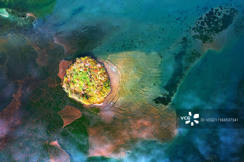 湖中央大道小岛图片素材