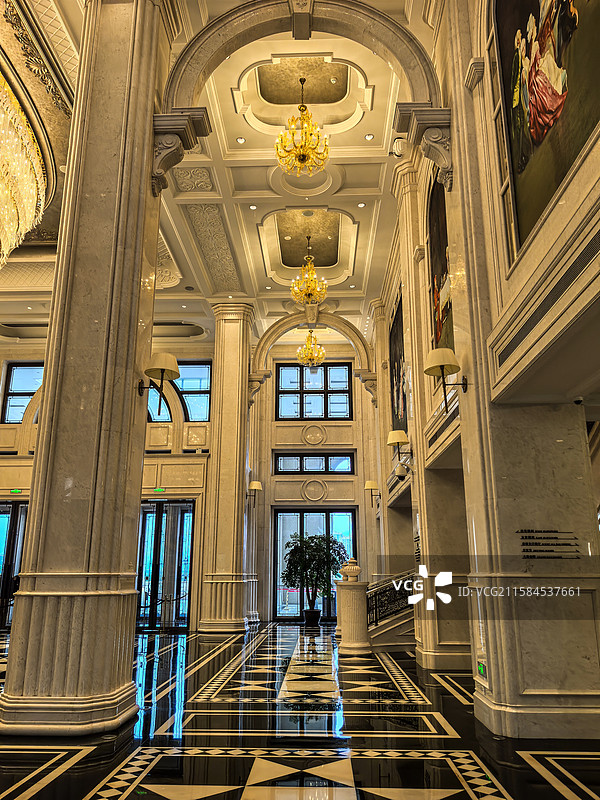 中国山东泰安市泰岳温德姆大酒店，欧式城堡酒店大堂的内部装修及陈设图片素材