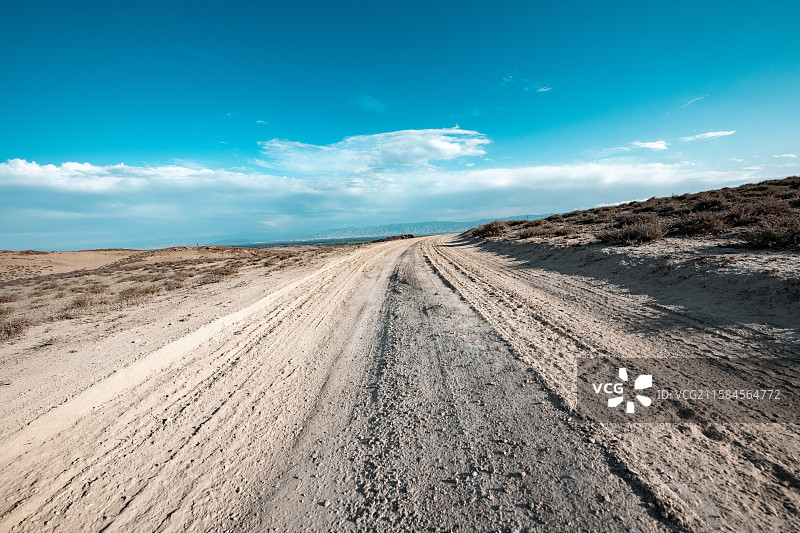 荒野崎岖泥土山路图片素材
