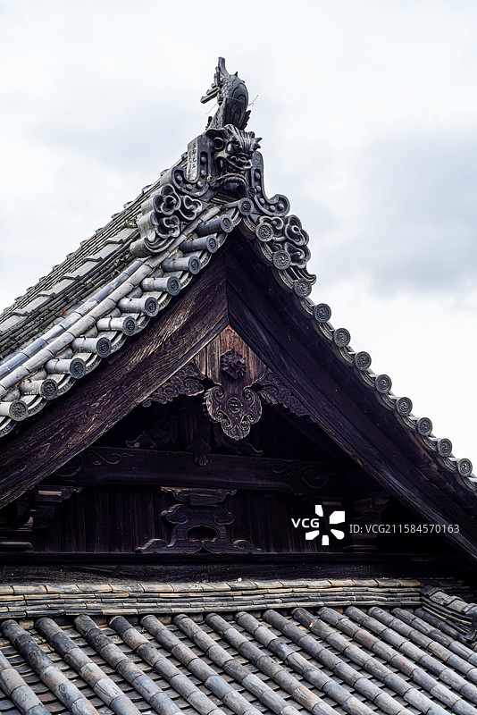 日本奈良县大和地区樱井市重要的真言宗寺庙圣林寺佛殿歇山顶屋脊和悬鱼特写图片素材