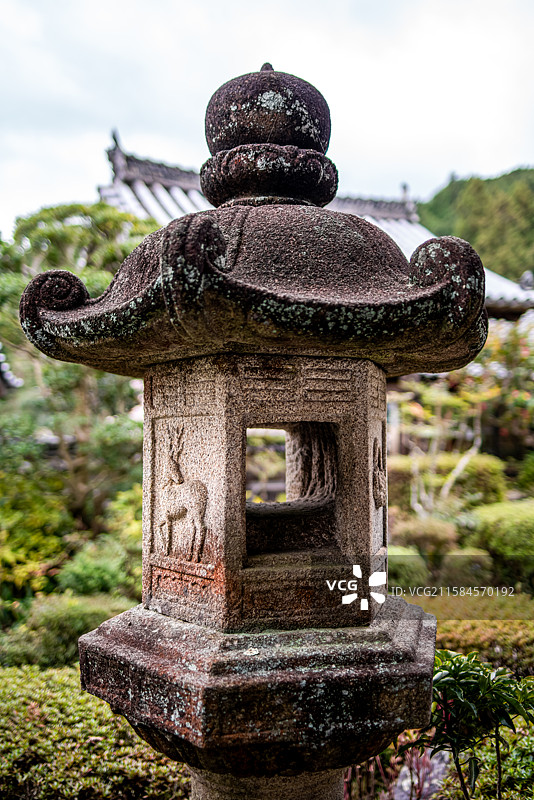 日本奈良县大和地区樱井市重要的真言宗寺庙圣林寺庭园中的石灯图片素材