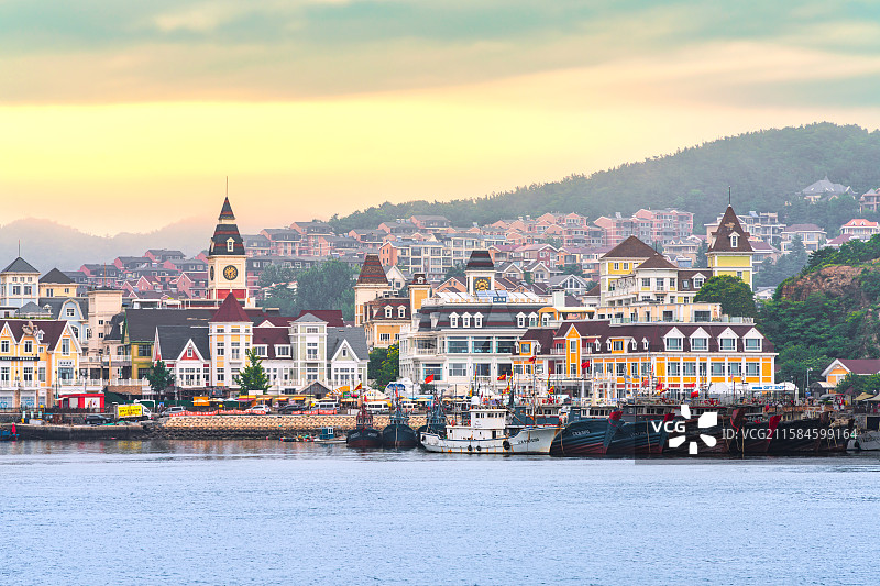 中国大连菱角湾老虎滩海洋公园渔人码头落日风光图片素材