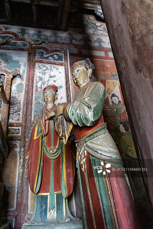 中国山西临汾洪洞县广胜寺下寺旅游景区，元代水神庙明应王殿李冰石像造像和两侧的童男童女，室内图像摄影图片素材