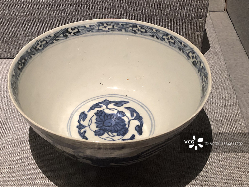 明朝景德镇窑牡丹双凤纹大碗-广东省博物馆图片素材