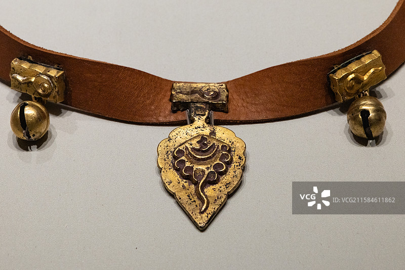 浙江杭州中国丝绸博物馆碧色万里10-12世纪的草原丝绸之路特展云纹鎏金马饰具 辽代 兴安盟科右前旗代图片素材