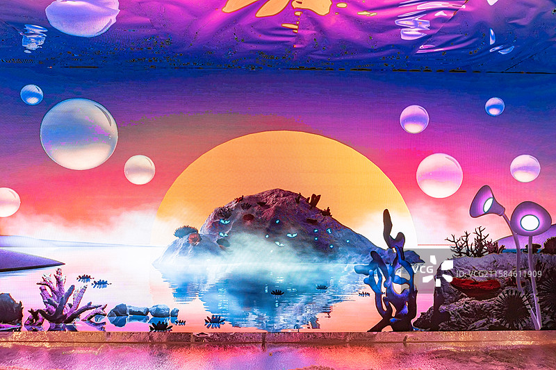中国山东省济美术馆博物馆双年展和特展，屏幕播放岛屿日出大海气泡泡沙子沙滩自然风光装饰艺术，室内人图像图片素材