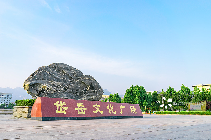 中国都市风光拍摄主题，山东泰安岱岳区人民政府岱岳文化广场，巨大泰山石纹理图案，户外白昼无人图像摄影图片素材
