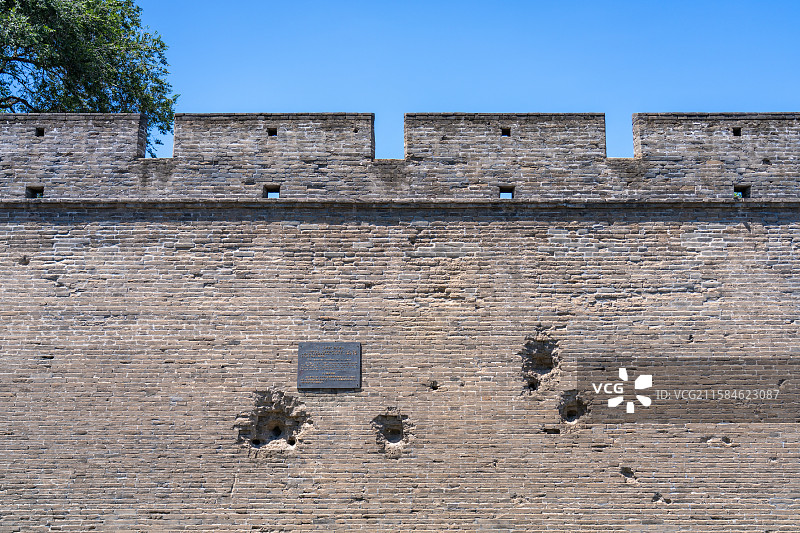 蓝天下的北京宛平城城墙，布满弹坑图片素材