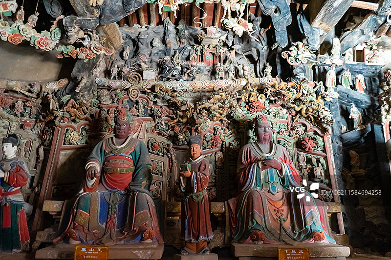 中国山西临汾洪洞县广胜寺，地藏殿十殿阎王罗两侧的泰山王董卞城王毕元宾及护法雕塑，室内佛像图像摄影图片素材