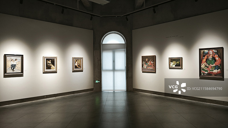 中国艺术研究院油画院的建筑空间结构及胜利女神雕像和陈丹青靳尚谊等艺术家的油画作品图片素材