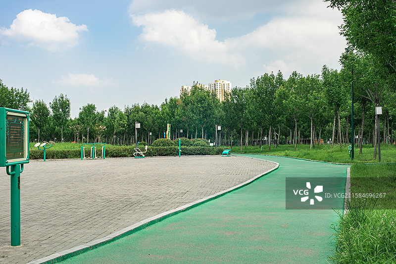 中国运动健身公园拍摄主题，绿色塑胶跑道，两侧的运动健身器材，户外白昼无人图像摄影图片素材